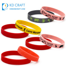 Bracelets de poignet en silicone en caoutchouc épais et pas cher en gros, impression de logo en relief, acheter un bracelet en silicone personnalisé